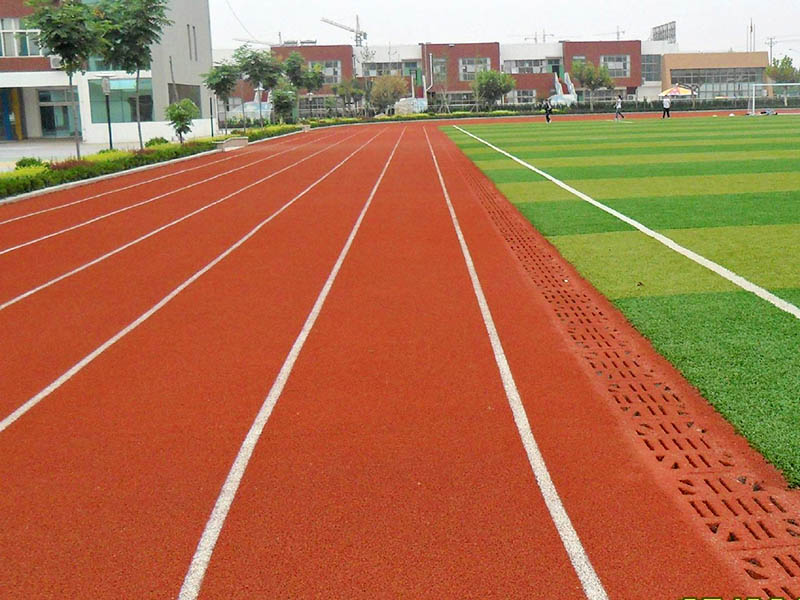 100米塑膠跑道與公路跑步哪個快？